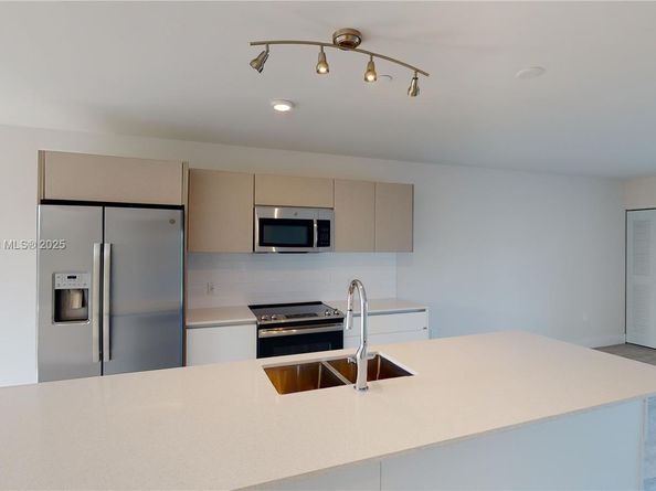 2555 NE 193rd St 2224, Miami FL 33180