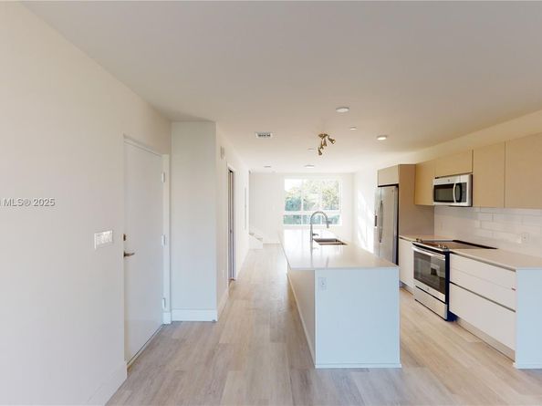 2555 NE 193rd St 2224, Miami FL 33180