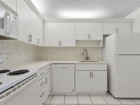 100 Lakeview Dr 108, Weston FL 33326