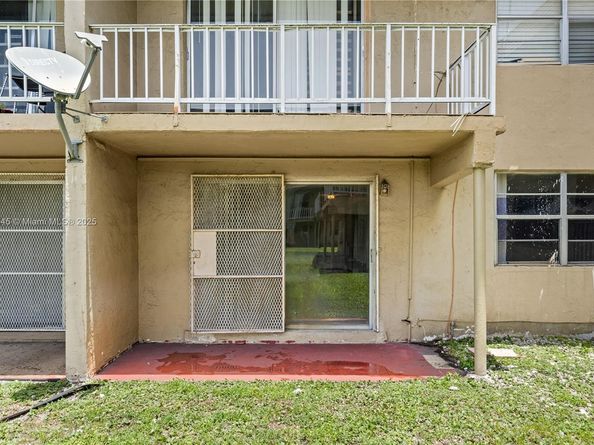 301 NW 177th St 104, Miami Gardens FL 33169