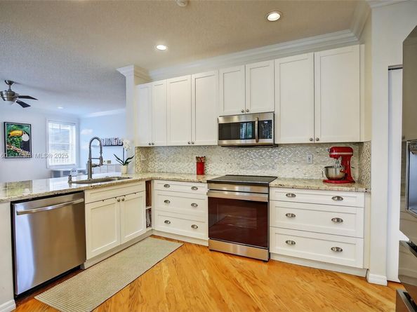 3989 Pinewood Ln, Weston FL 33331