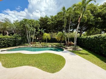 3989 Pinewood Ln