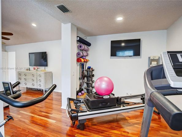 3989 Pinewood Ln, Weston FL 33331