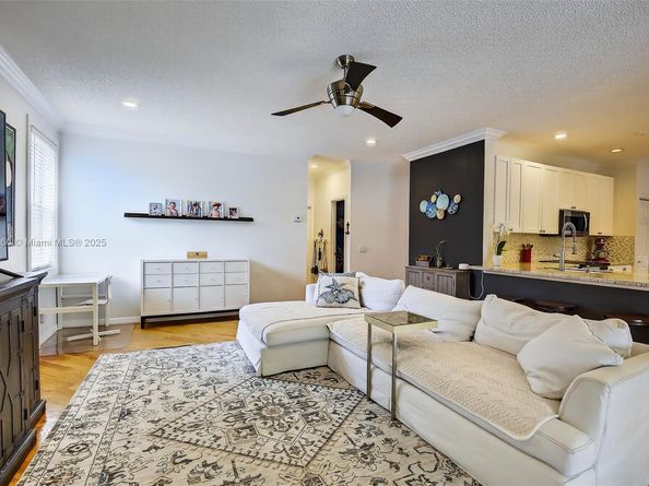 3989 Pinewood Ln, Weston FL 33331