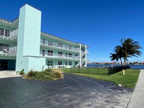 219 Lakeview 102 Avenue 102, Lantana FL 33462