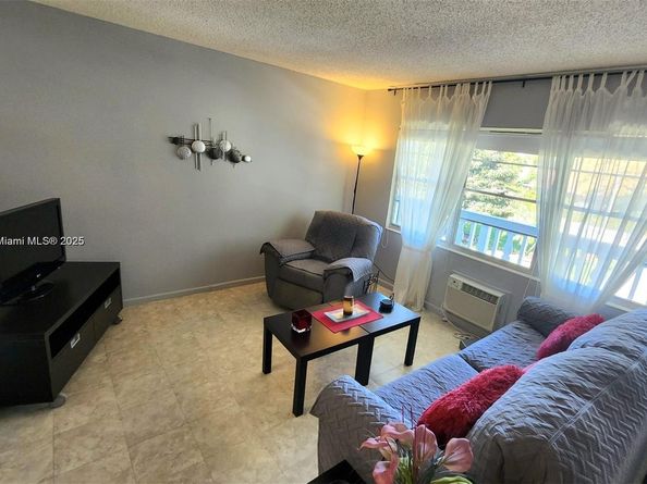 198 Tilford J 198, Deerfield Beach FL 33442