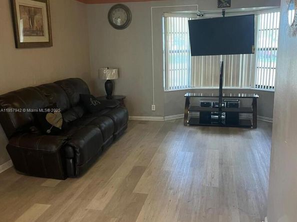 3401 NW 40th St, Lauderdale Lakes FL 33309