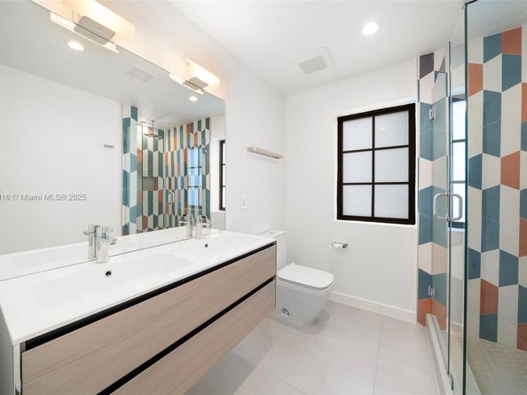 151 NE 43rd St, Miami FL 33137