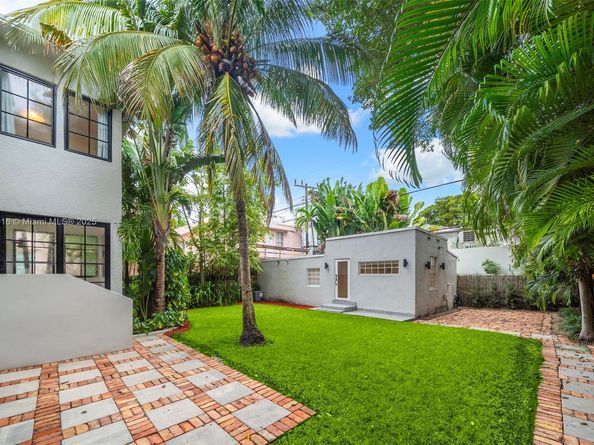 151 NE 43rd St, Miami FL 33137