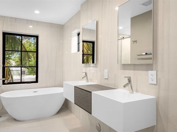 151 NE 43rd St, Miami FL 33137