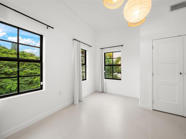 151 NE 43rd St, Miami FL 33137