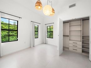 151 NE 43rd St, Miami FL 33137