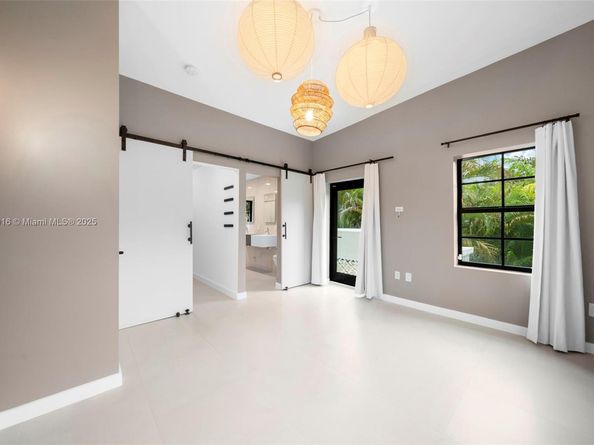 151 NE 43rd St, Miami FL 33137