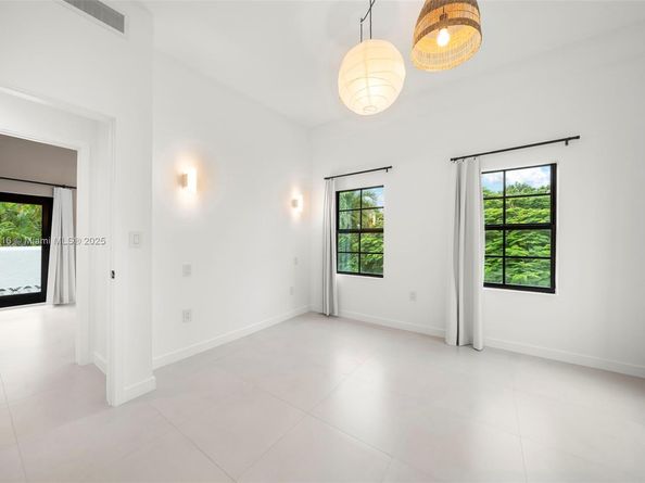 151 NE 43rd St, Miami FL 33137