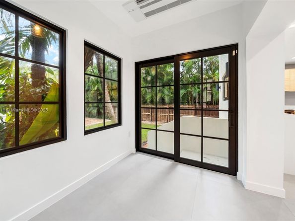 151 NE 43rd St, Miami FL 33137