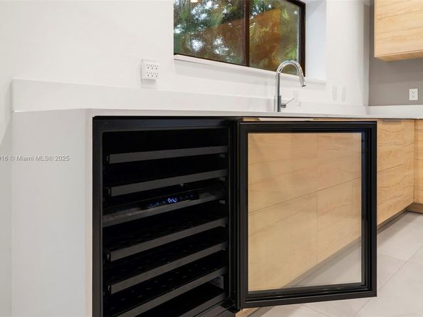 151 NE 43rd St, Miami FL 33137