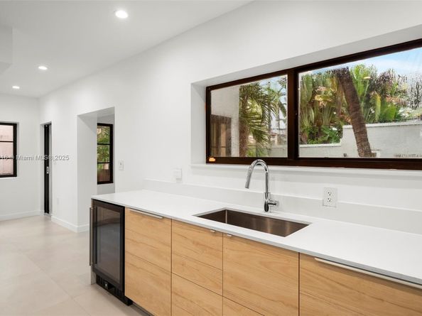 151 NE 43rd St, Miami FL 33137