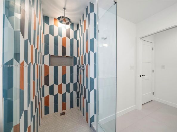 151 NE 43rd St, Miami FL 33137