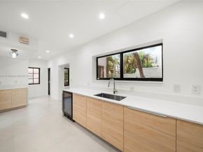 151 NE 43rd St, Miami FL 33137