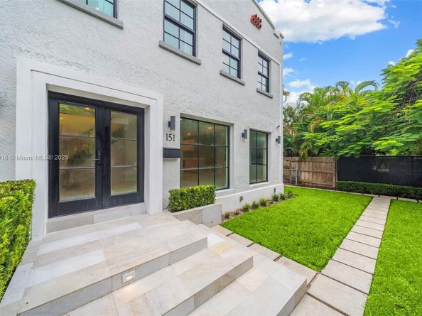151 NE 43rd St, Miami FL 33137
