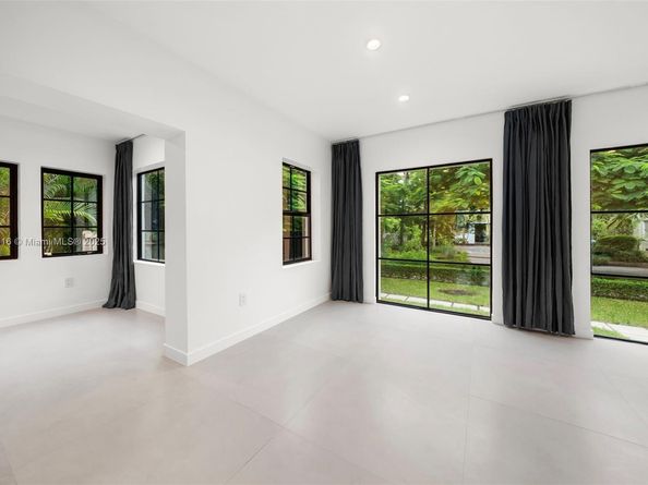 151 NE 43rd St, Miami FL 33137