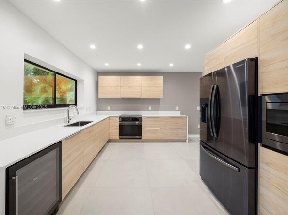 151 NE 43rd St, Miami FL 33137