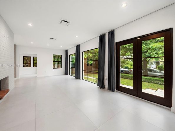 151 NE 43rd St, Miami FL 33137