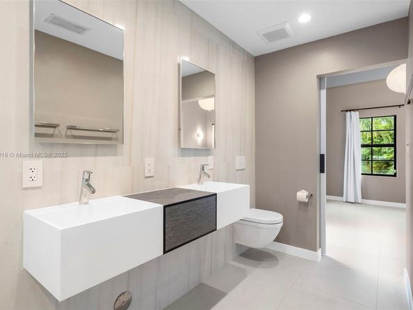 151 NE 43rd St, Miami FL 33137