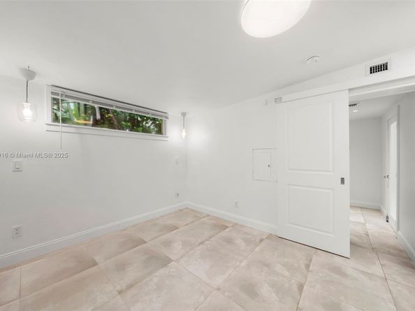 151 NE 43rd St, Miami FL 33137