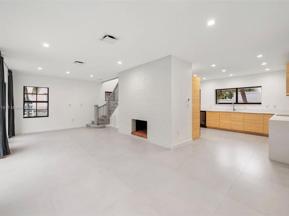 151 NE 43rd St, Miami FL 33137