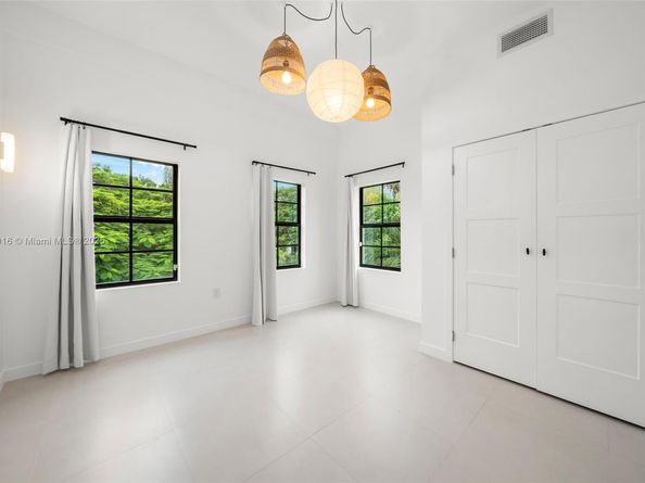 151 NE 43rd St, Miami FL 33137