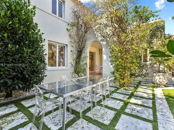 5711 N Bay Rd, Miami Beach FL 33140