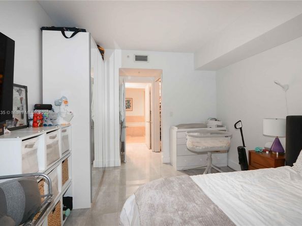 218 SE 14th St 1406, Miami FL 33131