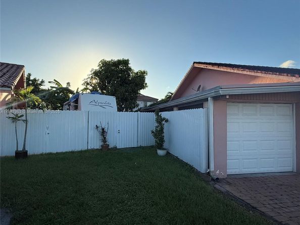 910 SW 104th Ave 26B, Miami FL 33174