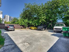 450 SW 9th St, Miami FL 33130