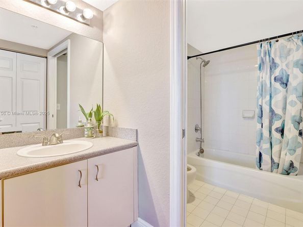 816 NW 11th St 905, Miami FL 33136