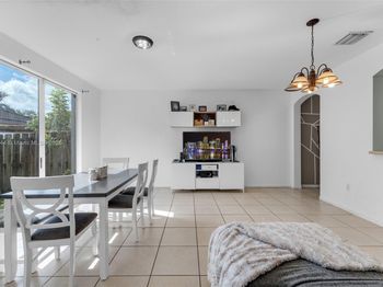 1025 NE 42nd Ter