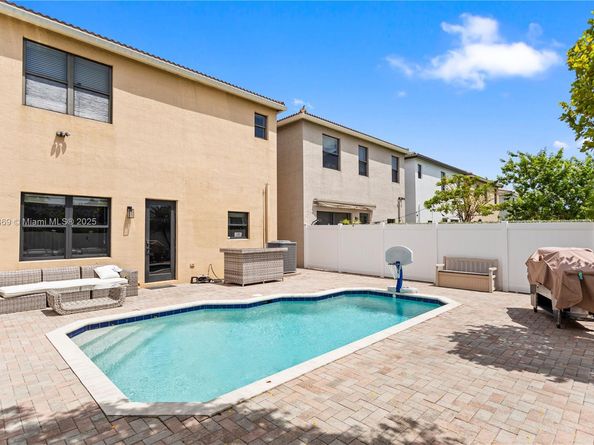 878 NE 191st St, Miami FL 33179
