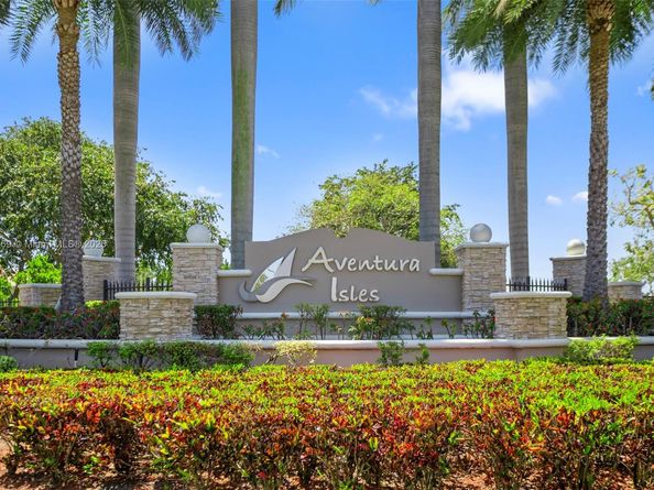 878 NE 191st St, Miami FL 33179