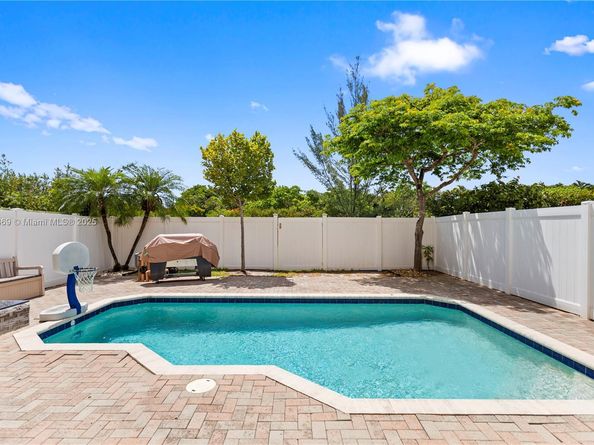 878 NE 191st St, Miami FL 33179