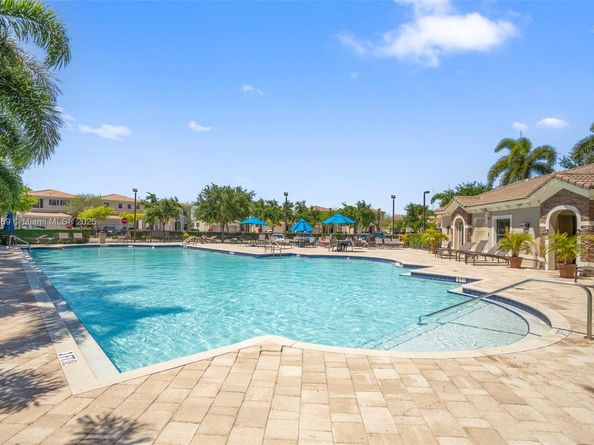 878 NE 191st St, Miami FL 33179
