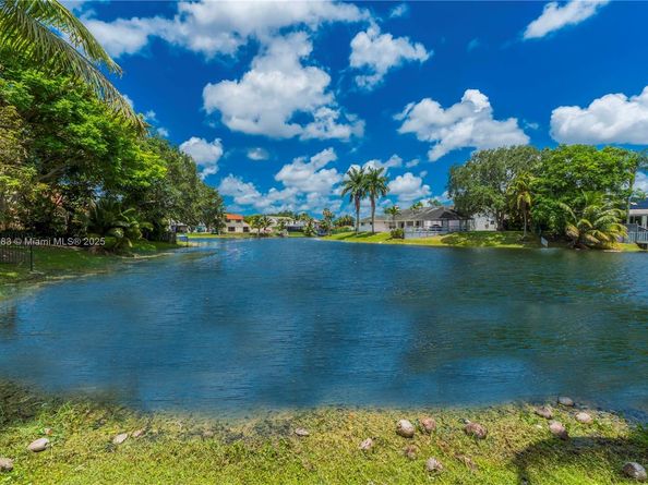 2845 Garden Dr, Cooper City FL 33026