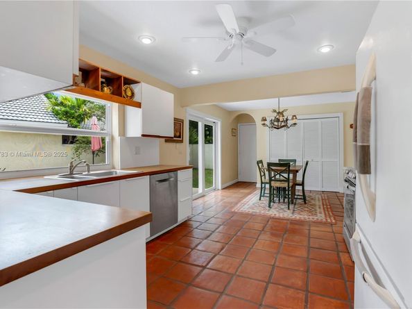 2845 Garden Dr, Cooper City FL 33026