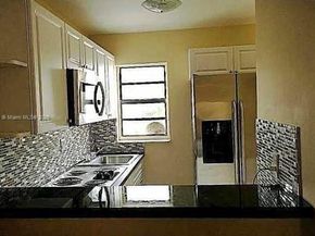 7989 NW 7th St, Miami FL 33126
