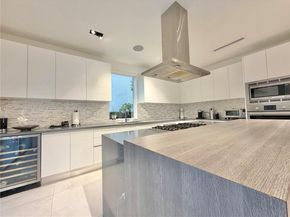 7475 NW 97th Ct, Doral FL 33178