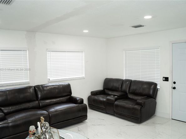 2160 NW 45th St, Miami FL 33142
