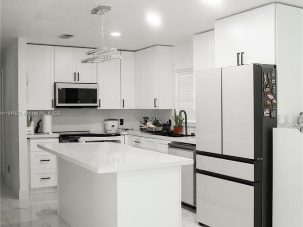 2160 NW 45th St, Miami FL 33142
