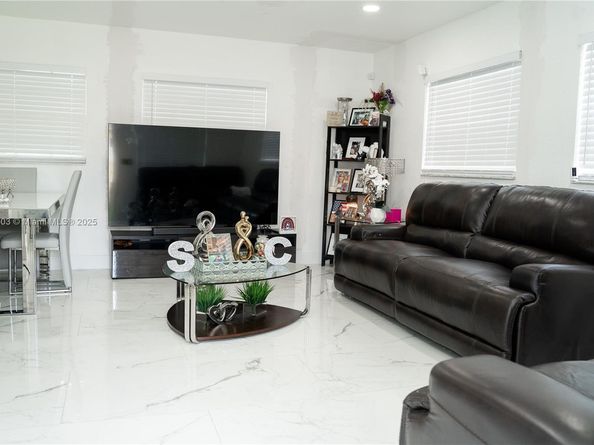 2160 NW 45th St, Miami FL 33142