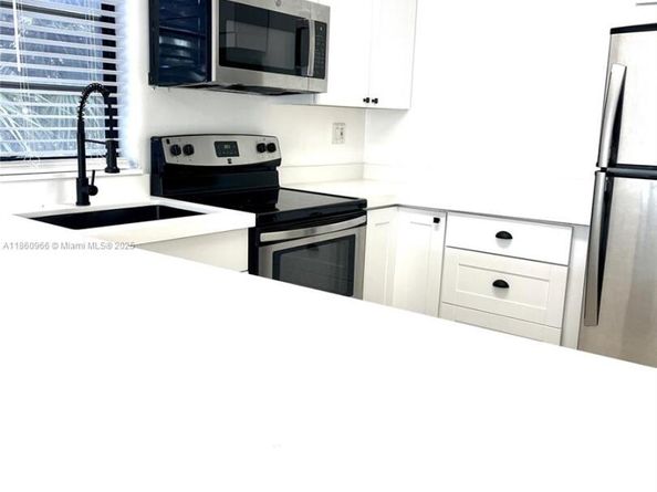 2200 E Hallandale Beach Blvd 207, Hallandale Beach FL 33009