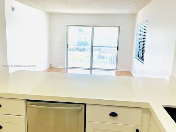 2200 E Hallandale Beach Blvd 207, Hallandale Beach FL 33009
